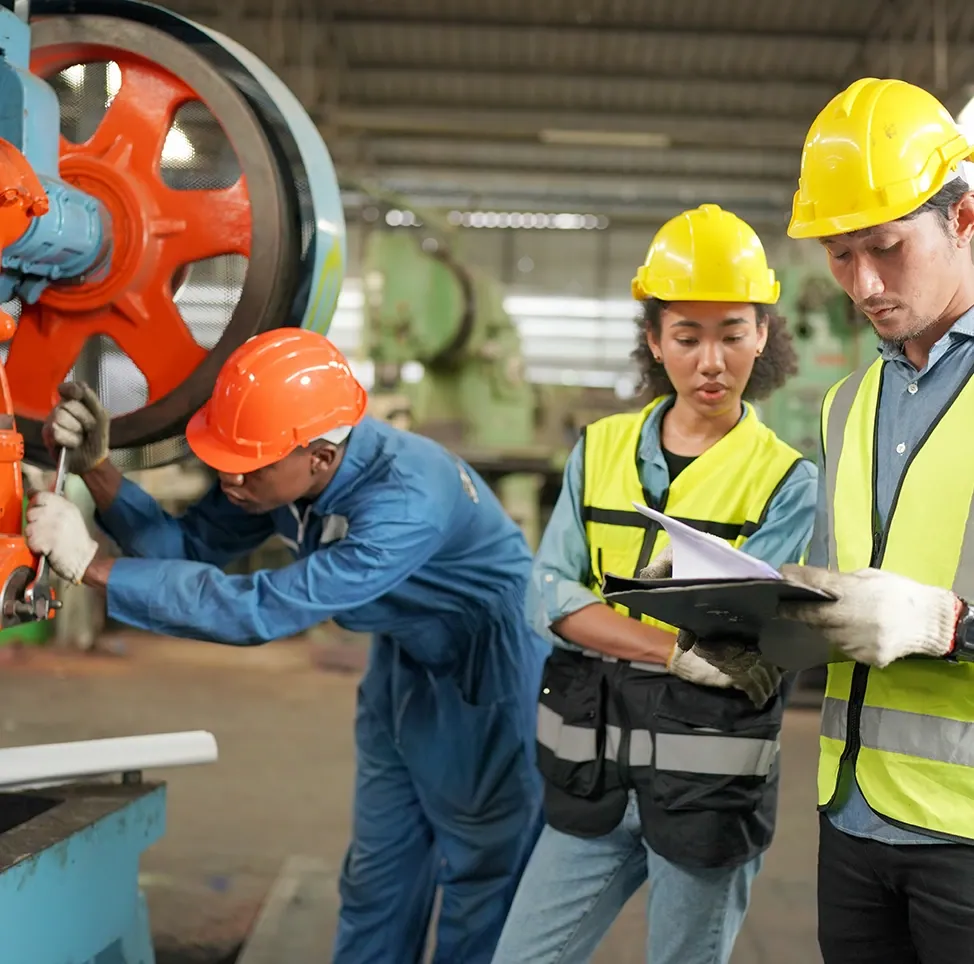 Industriområde med kraner og infrastruktur i skumringen