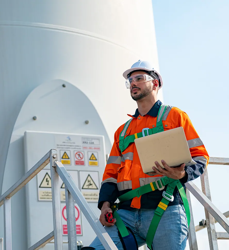 Industriarbeidere med vernehjelm gjennomgår en farevurdering på stedet
